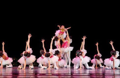 热舞飞扬：舞出自由,探寻自由舞动的魅力之旅